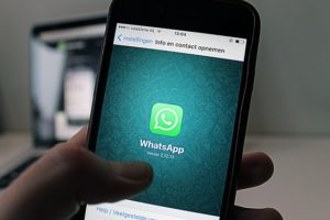 Juiz nega indenização por danos morais a empregado dispensado por Whatsapp