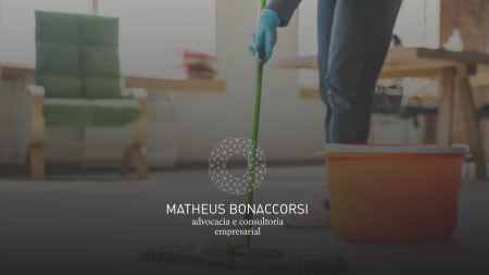Empregada doméstica tem vínculo formal e direitos garantidos. Diarista atua de forma autônoma e sem vínculo empregatício.