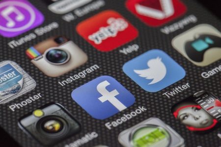 Uso-de-redes-sociais-em-horario-de-trabalho-pode-gerar-justa-causa